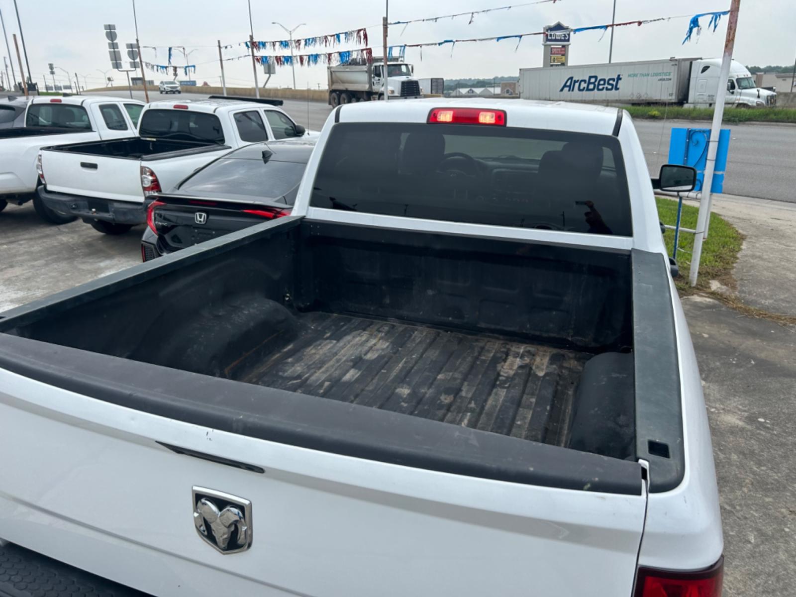 2018 White RAM 1500 Tradesman Crew Cab SWB 4WD (3C6RR7KT2JG) with an 5.7L V8 OHV 16V engine, 8A transmission, located at 1687 Business 35 S, New Braunfels, TX, 78130, (830) 625-7159, 29.655487, -98.051491 - Photo #7